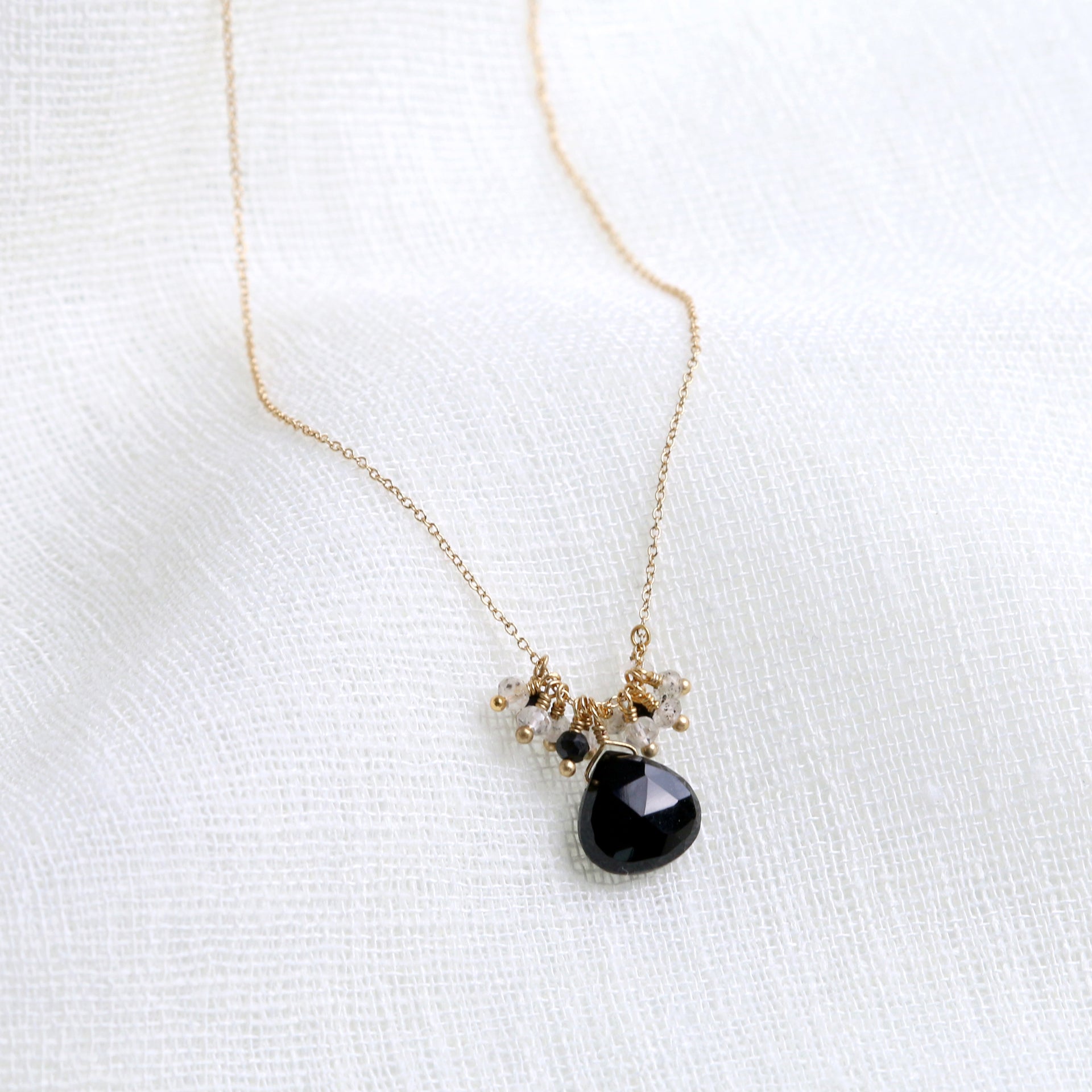 ブラックスピネルのモノトーンショートネックレス – MAYGLOBE