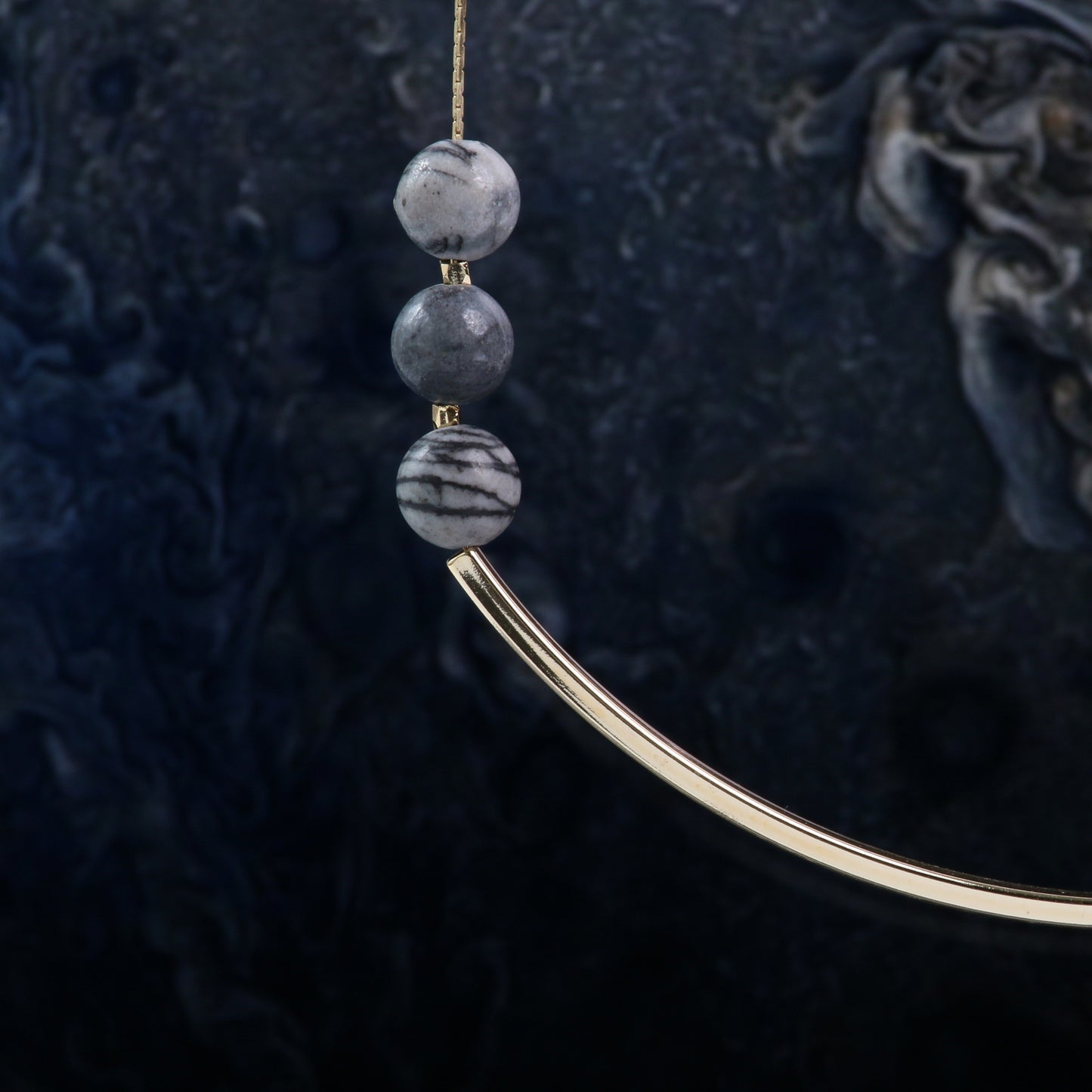 ロングメタルと天然石の大人なデザインのネックレス