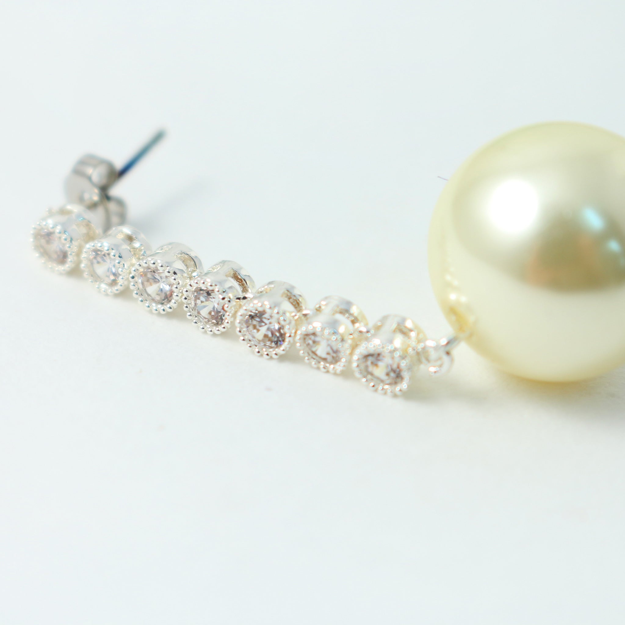 Cubic zirconia and pearl long earrings / earrings