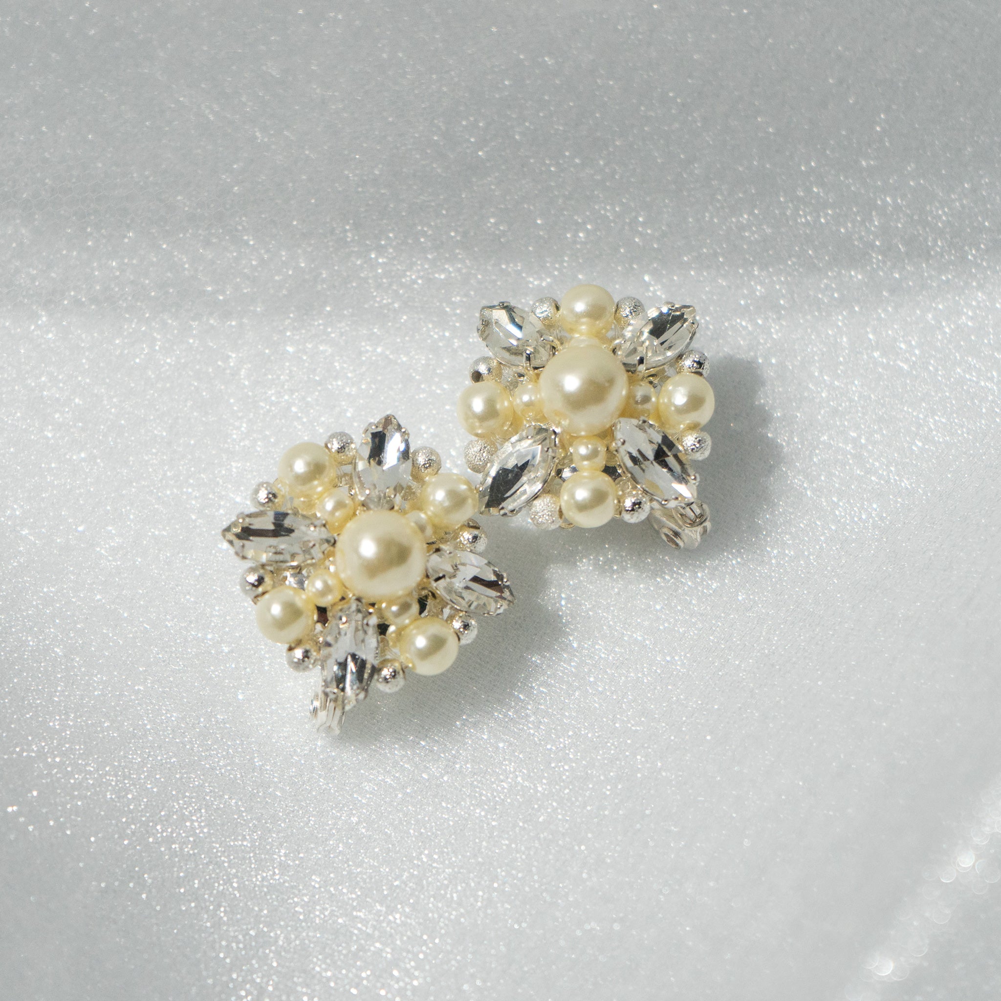 Pearl Bijou Flower motif pierced earrings