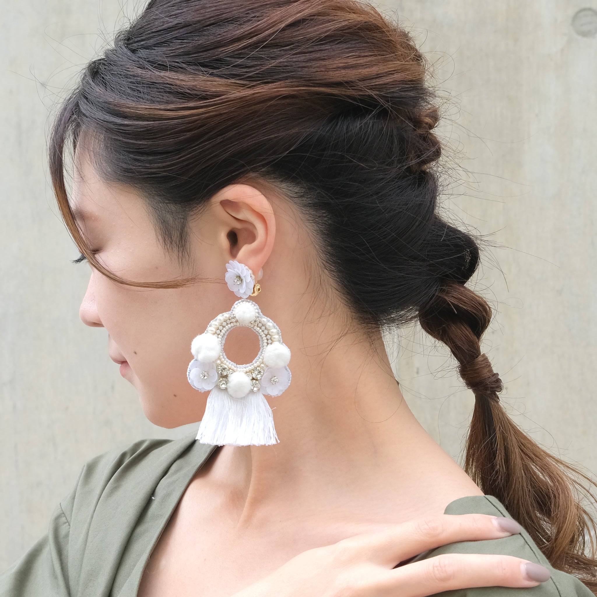 Flower motif x pom pom hlying piercing/earrings